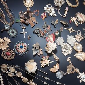 ANTIQUE BROCHES, NECKLACES, EARINGS, BRACELETS & NECKLACE PENDENTS☺️